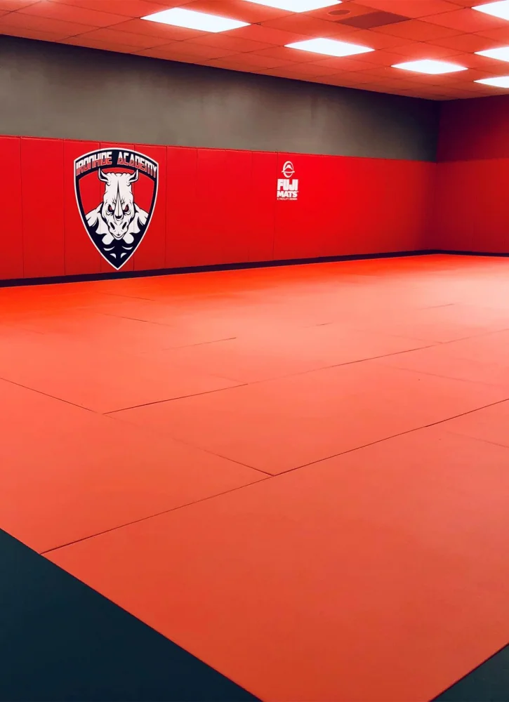 tatami rojo para proteger paredes